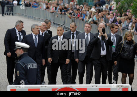 Speyer, Deutschland. 1. Juli 2017. Viktor Orban (2. v.l.), der ungarische Ministerpräsident und Zoltán Balog (2. Reihe, 2. von links), Minister of Human Resources der ungarischen kommen an den Dom zu Speyer. Eine Totenmesse für den ehemaligen deutschen Bundeskanzler Helmut Kohl wurde in der Kathedrale von Speyer statt. daran nahmen mehr als 1000 geladene Gäste und mehrere tausend Menschen folgten die Masse vor der Kathedrale. Bildnachweis: Michael Debets/Pacific Press/Alamy Live-Nachrichten Stockfoto