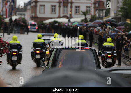 Speyer, Deutschland. 1. Juli 2017. Der Leichenwagen mit dem Sarg von Helmut Kohl lassen Domplatz auf den Friedhof. Eine Totenmesse für den ehemaligen deutschen Bundeskanzler Helmut Kohl wurde in der Kathedrale von Speyer statt. daran nahmen mehr als 1000 geladene Gäste und mehrere tausend Menschen folgten die Masse vor der Kathedrale. Bildnachweis: Michael Debets/Pacific Press/Alamy Live-Nachrichten Stockfoto