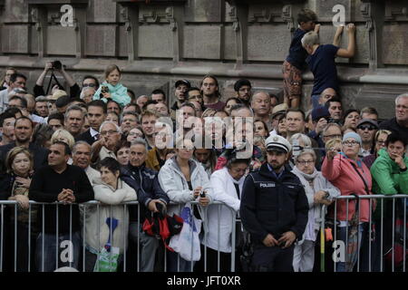 Speyer, Deutschland. 1. Juli 2017. Eine große Menschenmenge hat außen Speyerer Dom zusammengestellt. Eine Totenmesse für den ehemaligen deutschen Bundeskanzler Helmut Kohl wurde in der Kathedrale von Speyer statt. daran nahmen mehr als 1000 geladene Gäste und mehrere tausend Menschen folgten die Masse vor der Kathedrale. Bildnachweis: Michael Debets/Pacific Press/Alamy Live-Nachrichten Stockfoto