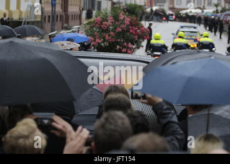 Speyer, Deutschland. 1. Juli 2017. Der Leichenwagen mit dem Sarg von Helmut Kohl lassen Domplatz auf den Friedhof. Eine Totenmesse für den ehemaligen deutschen Bundeskanzler Helmut Kohl wurde in der Kathedrale von Speyer statt. daran nahmen mehr als 1000 geladene Gäste und mehrere tausend Menschen folgten die Masse vor der Kathedrale. Bildnachweis: Michael Debets/Pacific Press/Alamy Live-Nachrichten Stockfoto