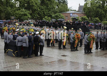 Speyer, Deutschland. 1. Juli 2017. Soldaten tragen Kränze an den Sarg von Helmut Kohl. Eine Totenmesse für den ehemaligen deutschen Bundeskanzler Helmut Kohl wurde in der Kathedrale von Speyer statt. daran nahmen mehr als 1000 geladene Gäste und mehrere tausend Menschen folgten die Masse vor der Kathedrale. Bildnachweis: Michael Debets/Pacific Press/Alamy Live-Nachrichten Stockfoto