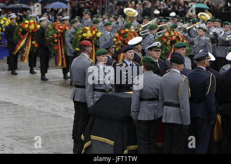 Speyer, Deutschland. 1. Juli 2017. Soldaten tragen Kränze an den Sarg von Helmut Kohl. Eine Totenmesse für den ehemaligen deutschen Bundeskanzler Helmut Kohl wurde in der Kathedrale von Speyer statt. daran nahmen mehr als 1000 geladene Gäste und mehrere tausend Menschen folgten die Masse vor der Kathedrale. Bildnachweis: Michael Debets/Pacific Press/Alamy Live-Nachrichten Stockfoto