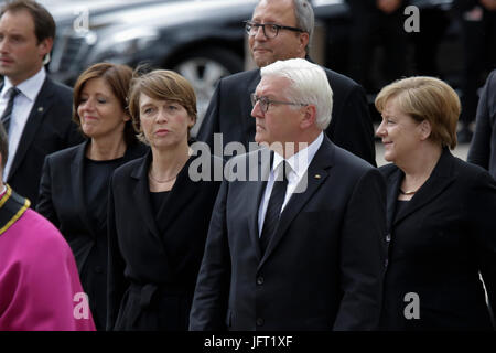 Speyer, Deutschland. 1. Juli 2017. Frank-Walter Steinmeier (Mitte), der Bundespräsident, seine Frau Elke Budenbender (links), Andreas Vosskuhle (Mitte 2. Reihe), der Präsident des Bundesgericht Verfassung Deutschlands und der deutschen Bundeskanzlerin Angela Merkel (rechts), Walk, der Dom zu Speyer, eine Totenmesse für das ehemalige, das deutsche Bundeskanzler Helmut Kohl in der Kathedrale von Speyer stattfand. daran nahmen mehr als 1000 geladene Gäste und mehrere tausend Menschen folgten die Masse vor der Kathedrale. Bildnachweis: Michael Debets/Pacific Press/Alamy Live-Nachrichten Stockfoto