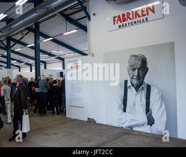 Eröffnung der Ausstellung mit Fotos von der schwedische Fotograf Lennart Nilsson, international für Bilder von Embryo und Fötus in den 1960er Jahren bekannt. Große Retrospektive des berühmten schwedischen Fotografen Lennart Nilsson. Lennart Nilsson, der früher in diesem Jahr im Alter von 94 Jahren starb, ist eine große Retrospektive in der Galerie Gesteinsaufbereitung in Bästekille, Schweden in gegeben. Mehr als 200 Fotos werden gezeigt, darunter Nilssons Welt berühmten Fötus und Embryo Bilder aus den 1960er Jahren, aber auch viele Porträts und Reportagen Bilder. Alles mit einer gekonnten Mischung aus Realität zu dokumentieren und künstlerische Bilder erstellen. (P) Stockfoto