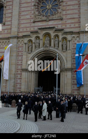 Speyer, Deutschland. 1. Juli 2017. Die geladenen Gäste geben Sie den Speyerer Dom. Eine Totenmesse für den ehemaligen deutschen Bundeskanzler Helmut Kohl wurde in der Kathedrale von Speyer statt. daran nahmen mehr als 1000 geladene Gäste und mehrere tausend Menschen folgten die Masse vor der Kathedrale. Bildnachweis: Michael Debets/Pacific Press/Alamy Live-Nachrichten Stockfoto