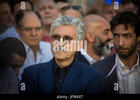 Rom, Italien. 1. Juli 2017. Massimo D'Alema während Demonstration von der Gruppe "Insieme" (gemeinsam), eine neue Koalition der Mitte-Links Parteien im Zentrum von Rom. Das Ziel der Koalition "Insieme" ist Dialog, unabhängig von der demokratischen Parteiführer Matteo Renzi, bauen, sondern auch mit den Wählern zu sprechen und der progressiven Wähler einen Hinweis zu geben. Bildnachweis: Andrea Ronchini/PacificPress/Alamy Live-Nachrichten Stockfoto