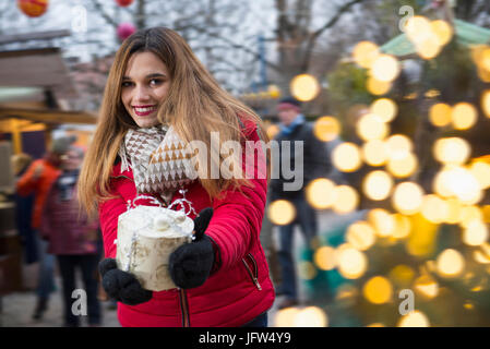 Porträt der jungen Frau mit Geschenk Stockfoto