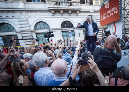 Rom, Italien. 1. Juli 2017. Ehemaliger Bürgermeister von Mailand Giuliano Pisapia während Demonstration von der Gruppe "Insieme" (gemeinsam), eine neue Koalition der Mitte-Links Parteien im Zentrum von Rom. Das Ziel der Koalition "Insieme" ist Dialog, unabhängig von der demokratischen Parteiführer Matteo Renzi, bauen, sondern auch mit den Wählern zu sprechen und der progressiven Wähler einen Hinweis zu geben. Bildnachweis: Andrea Ronchini/PacificPress/Alamy Live-Nachrichten Stockfoto