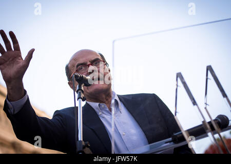 Rom, Italien. 1. Juli 2017. Pierluigi Bersani während Demonstration von der Gruppe "Insieme" (gemeinsam), eine neue Koalition der Mitte-Links Parteien im Zentrum von Rom. Das Ziel der Koalition "Insieme" ist Dialog, unabhängig von der demokratischen Parteiführer Matteo Renzi, bauen, sondern auch mit den Wählern zu sprechen und der progressiven Wähler einen Hinweis zu geben. Bildnachweis: Andrea Ronchini/PacificPress/Alamy Live-Nachrichten Stockfoto