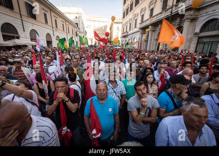 Rom, Italien. 1. Juli 2017. Demonstration der Gruppe "Insieme" (gemeinsam), eine neue Koalition der Mitte-Links Parteien im Zentrum von Rom. Das Ziel der Koalition "Insieme" ist Dialog, unabhängig von der demokratischen Parteiführer Matteo Renzi, bauen, sondern auch mit den Wählern zu sprechen und der progressiven Wähler einen Hinweis zu geben. Bildnachweis: Andrea Ronchini/PacificPress/Alamy Live-Nachrichten Stockfoto