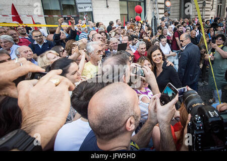 Rom, Italien. 1. Juli 2017. Laura Boldrini während Demonstration von der Gruppe "Insieme" (gemeinsam), eine neue Koalition der Mitte-Links Parteien im Zentrum von Rom. Das Ziel der Koalition "Insieme" ist Dialog, unabhängig von der demokratischen Parteiführer Matteo Renzi, bauen, sondern auch mit den Wählern zu sprechen und der progressiven Wähler einen Hinweis zu geben. Bildnachweis: Andrea Ronchini/PacificPress/Alamy Live-Nachrichten Stockfoto