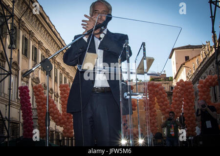 Rom, Italien. 1. Juli 2017. Ehemaliger Bürgermeister von Mailand Giuliano Pisapia während Demonstration von der Gruppe "Insieme" (gemeinsam), eine neue Koalition der Mitte-Links Parteien im Zentrum von Rom. Das Ziel der Koalition "Insieme" ist Dialog, unabhängig von der demokratischen Parteiführer Matteo Renzi, bauen, sondern auch mit den Wählern zu sprechen und der progressiven Wähler einen Hinweis zu geben. Bildnachweis: Andrea Ronchini/PacificPress/Alamy Live-Nachrichten Stockfoto