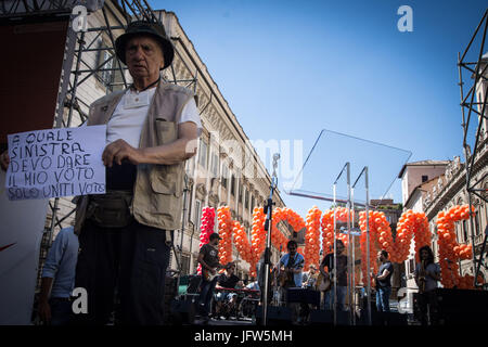 Rom, Italien. 1. Juli 2017. Demonstration der Gruppe "Insieme" (gemeinsam), eine neue Koalition der Mitte-Links Parteien im Zentrum von Rom. Das Ziel der Koalition "Insieme" ist Dialog, unabhängig von der demokratischen Parteiführer Matteo Renzi, bauen, sondern auch mit den Wählern zu sprechen und der progressiven Wähler einen Hinweis zu geben. Bildnachweis: Andrea Ronchini/PacificPress/Alamy Live-Nachrichten Stockfoto