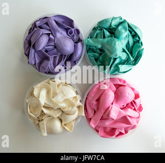 Deflationierten grün lila rosa weiße Kautschuk-Luftballon isoliert auf weißem Hintergrund, Retro-Vintage-Stil Stockfoto