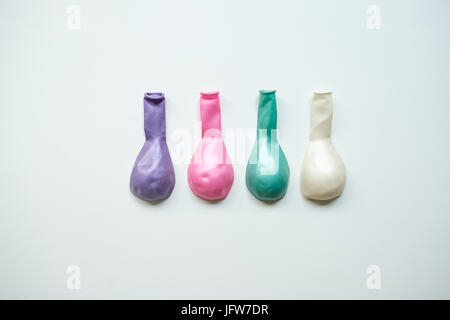 Deflationiert Art Farbe grün rosa lila blau weiße Kautschuk Luftballon isoliert auf weißem Hintergrund, Retro-Vintage-Stil Stockfoto