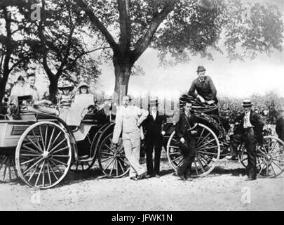 Carl Benz seine Familie und Theodor Baron von Liebieg 1894 auf einer Reise von Mannheim nach Gernsheim Benz Victoria und Vis à Vis Benz Patent Motor Auto fahren Stockfoto