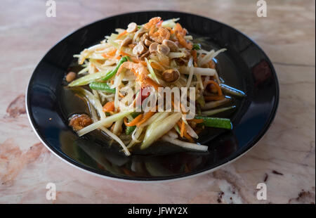 Berühmten Thai-Food, Papaya-Salat mit Gemüse oder nannten wir "Somtum" in Thai servieren Stockfoto