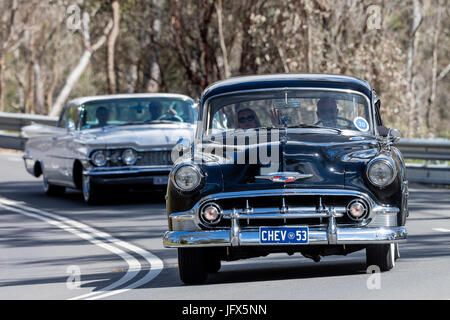 Jahrgang 1953 Chevrolet Belair Limousine fahren auf der Landstraße in der Nähe der Stadt Birdwood, South Australia. Stockfoto