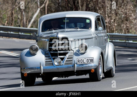 Oldtimer Oldsmobile fahren auf der Landstraße in der Nähe der Stadt Birdwood, South Australia. Stockfoto