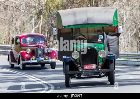 Jahrgang 1925 Reo SpeedWagon LKW-fahren auf der Landstraße in der Nähe der Stadt Birdwood, South Australia. Stockfoto