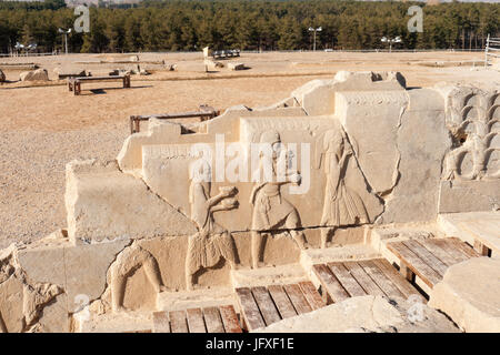 Basrelief Dekoration entlang Treppen von Darius-Palast, Palast des Xerxes, Ruinen von Daraius Palast auf dem Hintergrund. Stockfoto