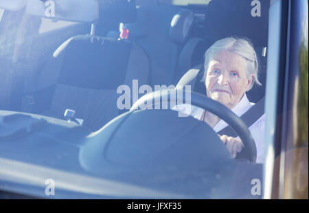 Grauhaarige ältere Frau Auto fahren Stockfoto