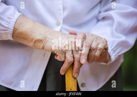 Blick auf senior Frauenhand Spazierstock im Freien halten beschnitten Stockfoto