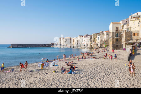 Der Strand und die Altstadt von Cefalù, Sizilien. Das historische Cefalù ist ein wichtiges Touristenziel auf Sizilien. Stockfoto