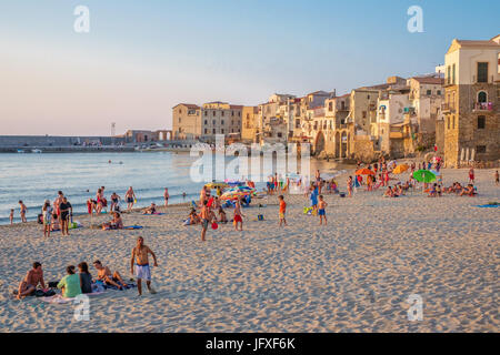 Der Strand in Cefalù, Sizilien. Historischen Cefalù ist ein wichtiges touristisches Ziel auf Sizilien. Stockfoto