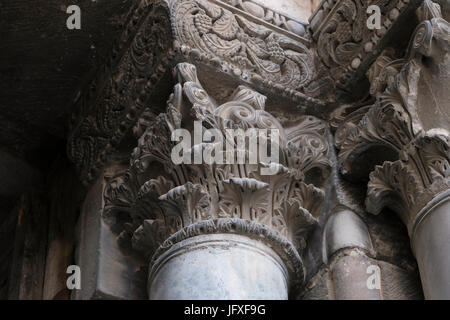 Spalten mit kunstvoll geschnitzten Kapitellen, mit akanthus Laub am Haupteingang der Kirche des Heiligen Grabes in der Altstadt Ost Jerusalem Israel eingerichtet Stockfoto