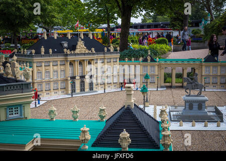 Billund, Dänemark - 27. Juli 2017: Königliche Schloss Amalienborg von Lego-Steinen, Residenz der Könige gemacht. Menschen bewundern die Lego Stadt in Legoland Dänemark Stockfoto