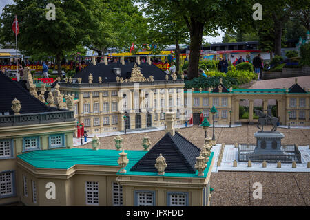 Billund, Dänemark - 27. Juli 2017: Königliche Schloss Amalienborg von Lego-Steinen, Residenz der Könige gemacht. Menschen bewundern die Lego Stadt in Legoland Dänemark Stockfoto