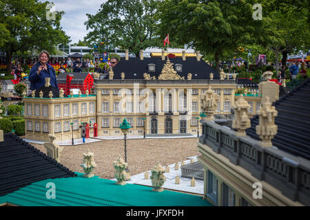 Billund, Dänemark - 27. Juli 2017: Königliche Schloss Amalienborg von Lego-Steinen, Residenz der Könige gemacht. Menschen bewundern die Lego Stadt in Legoland Dänemark Stockfoto