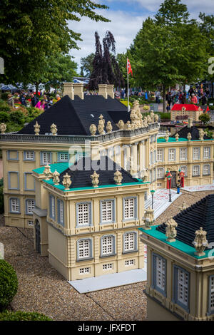 Billund, Dänemark - 27. Juli 2017: Königliche Schloss Amalienborg von Lego-Steinen, Residenz der Könige gemacht. Menschen bewundern die Lego Stadt in Legoland Dänemark Stockfoto