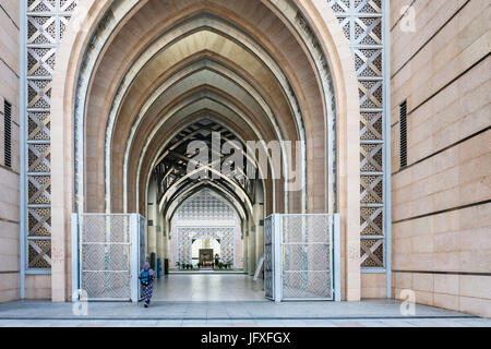 Putrajaya, Malaysia - 11. August 2016: Frau in die Moschee gehen, am 11. August 2016 in Putrajaya, Malaysia zu beten. Stockfoto