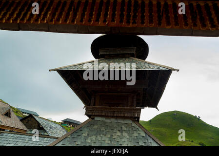 Alte Prashar See Temple View mit Prashar heiliges Wasser Teich und grüne Natur Landschaft am See Prashar, Mandi, Himachal Pradesh, Indien Asien Stockfoto