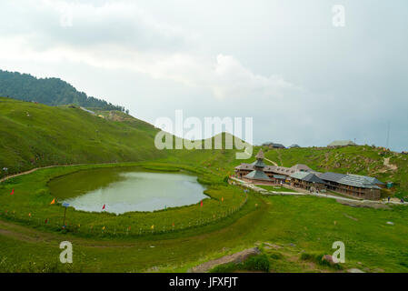 Alte Prashar See Temple View mit Prashar heiliges Wasser Teich und grüne Natur Landschaft am See Prashar, Mandi, Himachal Pradesh, Indien Asien Stockfoto