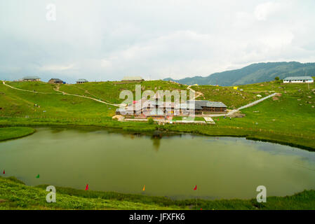 Alte Prashar See Temple View mit Prashar heiliges Wasser Teich und grüne Natur Landschaft am See Prashar, Mandi, Himachal Pradesh, Indien Asien Stockfoto