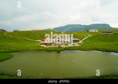 Alte Prashar See Temple View mit Prashar heiliges Wasser Teich und grüne Natur Landschaft am See Prashar, Mandi, Himachal Pradesh, Indien Asien Stockfoto