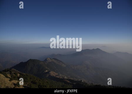 Einem malerischen Panorama der Garhwal-himalaya Natur Schönheit und schönem Blick auf die Berge von Dhanaulti, Uttrakhand, Indien, Asien Stockfoto