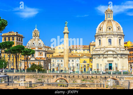 Imperial Forum, traian Spalte und Santa Maria di Loreto Kirche in Rom, Italien Stockfoto