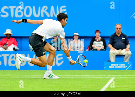 Novak Djokovic (Serbien) seine Halbfinal Spiel auf dem Centrecourt in Devonshire Park, Eastbourne, während die Aegon International 2017 Stockfoto