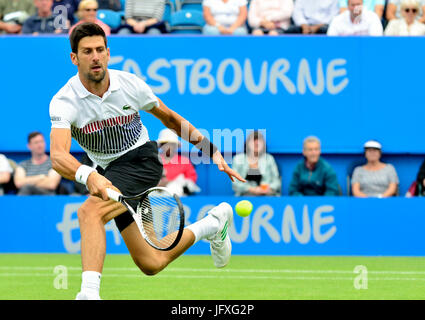 Novak Djokovic (Serbien) spielt seine Halbfinale auf dem Center Court in der Aegon International, Eastbourne, 2017 Stockfoto