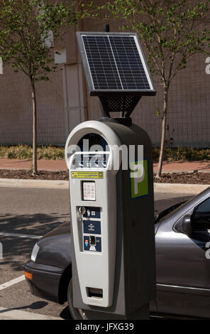 Zahlen zum Park Meter angetrieben durch Solarzelle in Tampa Fl USA Stockfoto
