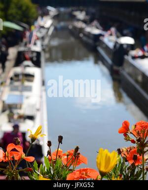 Blick vom Steg über Banbury Canal, wie er windet sich durch das Zentrum der Stadt. Stockfoto