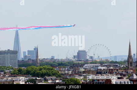 Die Red Arrows fliegen über der City of London mit Rauch wegen ihrer Majestät Königin Elizabeth die Sekunden 91. Geburtstag feiern Stockfoto