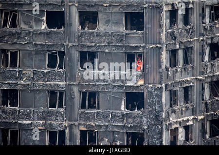 Such- und Rettungsteams durchsuchen die verkohlten Überreste des Turmes Grenfell in Latimer Road Stockfoto