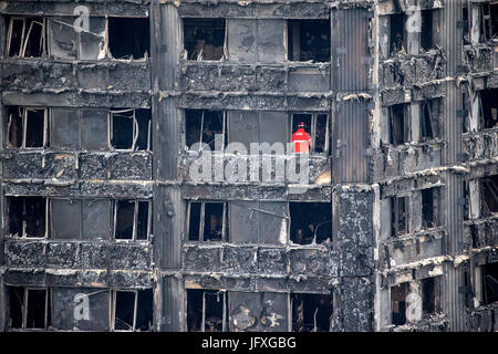 Such- und Rettungsteams durchsuchen die verkohlten Überreste des Turmes Grenfell in Latimer Road Stockfoto