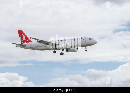 STUTTGART, Deutschland - 1. Juli 2017: Turkish Airlines Airbus A320 TC-GPA kurz vor der Landung am Flughafen Stuttgart am 1. Juli 2017 in Stuttgart, Deutschland Stockfoto