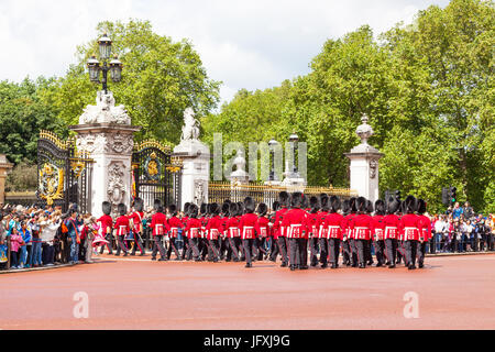 LONDON, Vereinigtes Königreich – 11. Juli 2012: Soldaten von den Coldstream Guards marschieren in Buckingham Palace während der Changing Wachablösung. Stockfoto